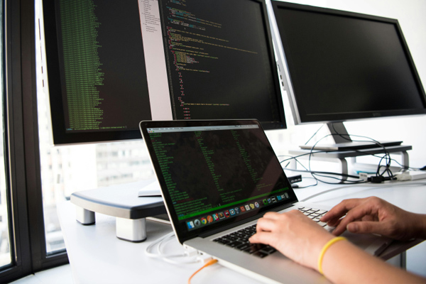 2025幕墻美學(xué)新視野！華東鍍膜超大版中空玻璃如何實(shí)現(xiàn)視野與能效的完美統(tǒng)一:中空玻璃